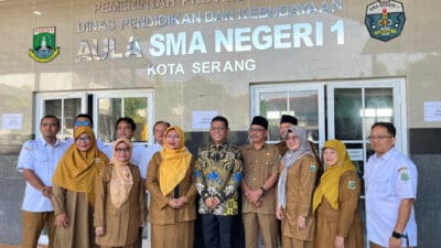 Gubernur Banten, Andra Soni, meninjau pelaksanaan SPMB 2025/2026 di SMAN 1 dan SMKN 1 Kota Serang, memastikan persiapan maksimal.