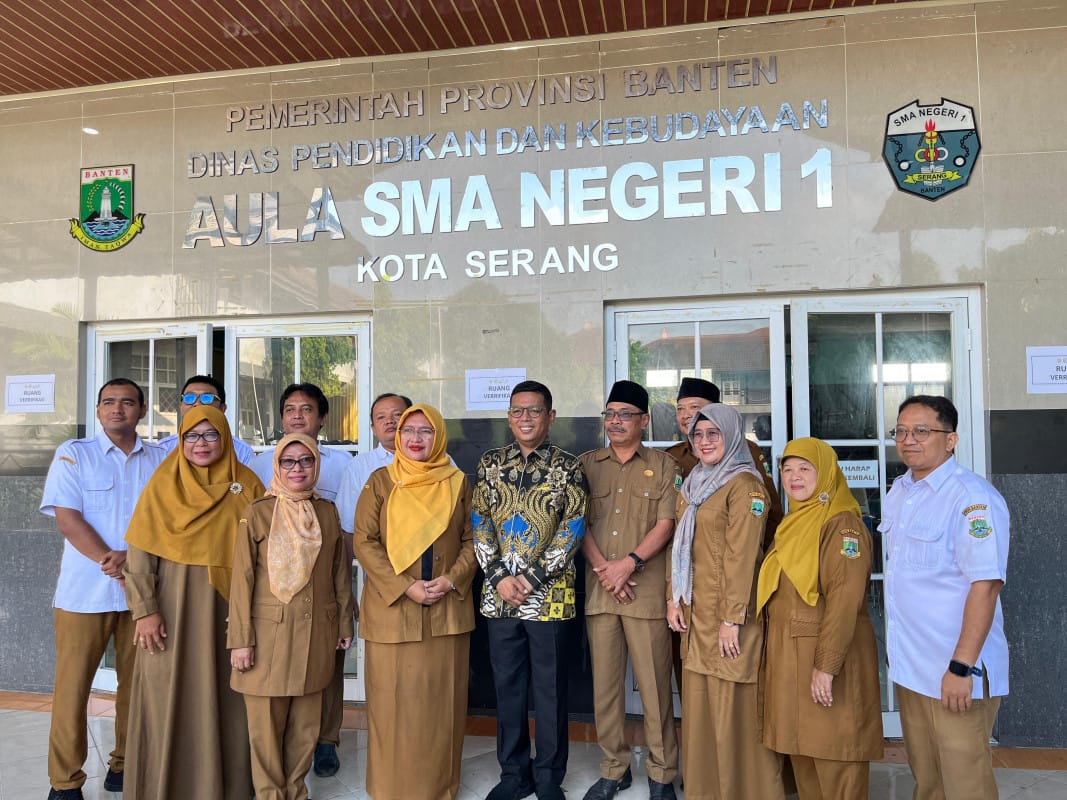 Gubernur Banten, Andra Soni, meninjau pelaksanaan SPMB 2025/2026 di SMAN 1 dan SMKN 1 Kota Serang, memastikan persiapan maksimal.