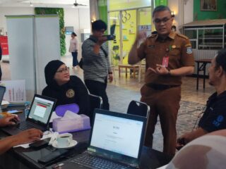 DPMPTSP Kota Tangerang Selatan meluncurkan program jemput bola untuk mempermudah pelaku usaha dalam proses perizinan.