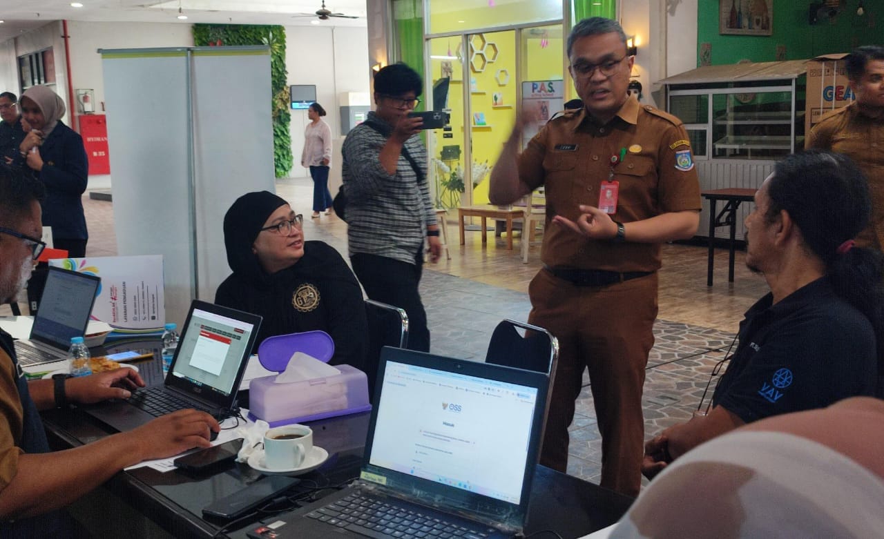 DPMPTSP Kota Tangerang Selatan meluncurkan program jemput bola untuk mempermudah pelaku usaha dalam proses perizinan.