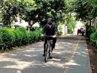 Abraham Garuda Laksono, anggota DPRD Banten, bersepeda sejauh 7 km menuju SMKN 7 Kabupaten Tangerang untuk sosialisasi SPMB 2025.