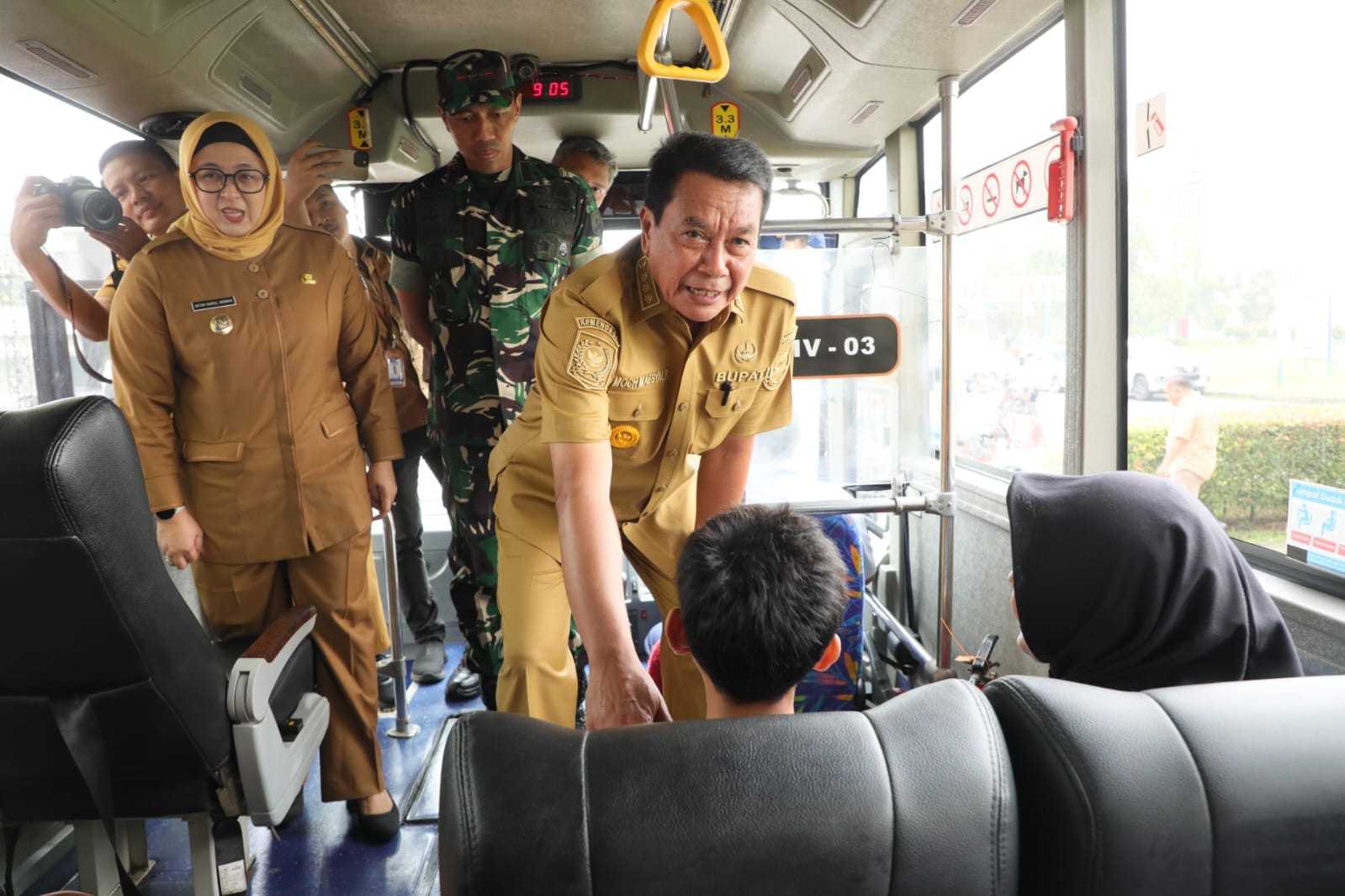 Temukan informasi lengkap tentang program angkutan sekolah gratis yang diluncurkan oleh Pemerintah Kabupaten Tangerang.