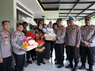 Polda Banten anjangsana ke Brigjen Pol (Purn.) Rumiah Kartoredjo sebagai bentuk silaturahmi dan apresiasi jelang Hari Bhayangkara ke-79.