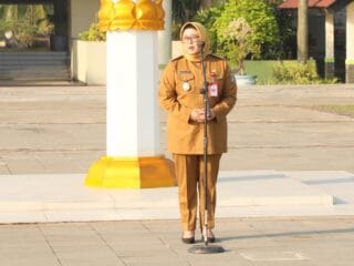 Wakil Bupati Tangerang, Intan Nurul Hikmah, memimpin apel pagi di Lapangan Raden Aria Yudhanegara, Puspemkab Tangerang.