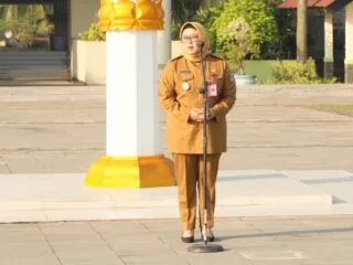 Wakil Bupati Tangerang, Intan Nurul Hikmah, memimpin apel pagi di Lapangan Raden Aria Yudhanegara, Puspemkab Tangerang.