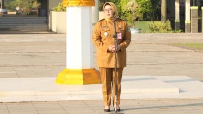Wakil Bupati Tangerang, Intan Nurul Hikmah, memimpin apel pagi di Lapangan Raden Aria Yudhanegara, Puspemkab Tangerang.