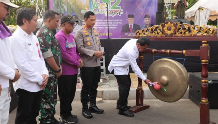 Bupati Tangerang membuka Tangerang Agro Festival ke-2 yang dorong inovasi pertanian, regenerasi petani muda, dan ketahanan pangan lokal.