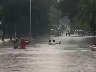Hujan deras di Binong, Curug, Tangerang rendam jalan hingga setinggi dada. Akses lumpuh, pengendara terjebak dan lalu lintas macet total.