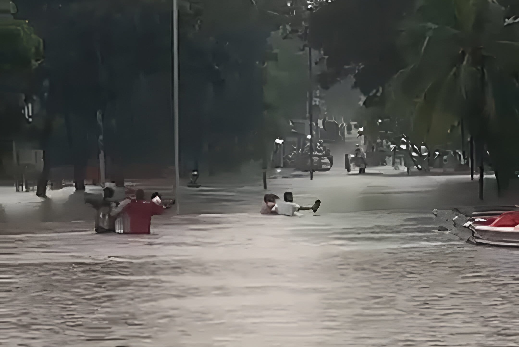 Hujan deras di Binong, Curug, Tangerang rendam jalan hingga setinggi dada. Akses lumpuh, pengendara terjebak dan lalu lintas macet total.