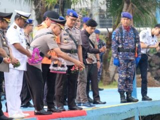 Polda Banten gelar tabur bunga di laut Merak peringati Hari Bhayangkara ke-79, sebagai bentuk penghormatan pada jasa para pahlawan bangsa.