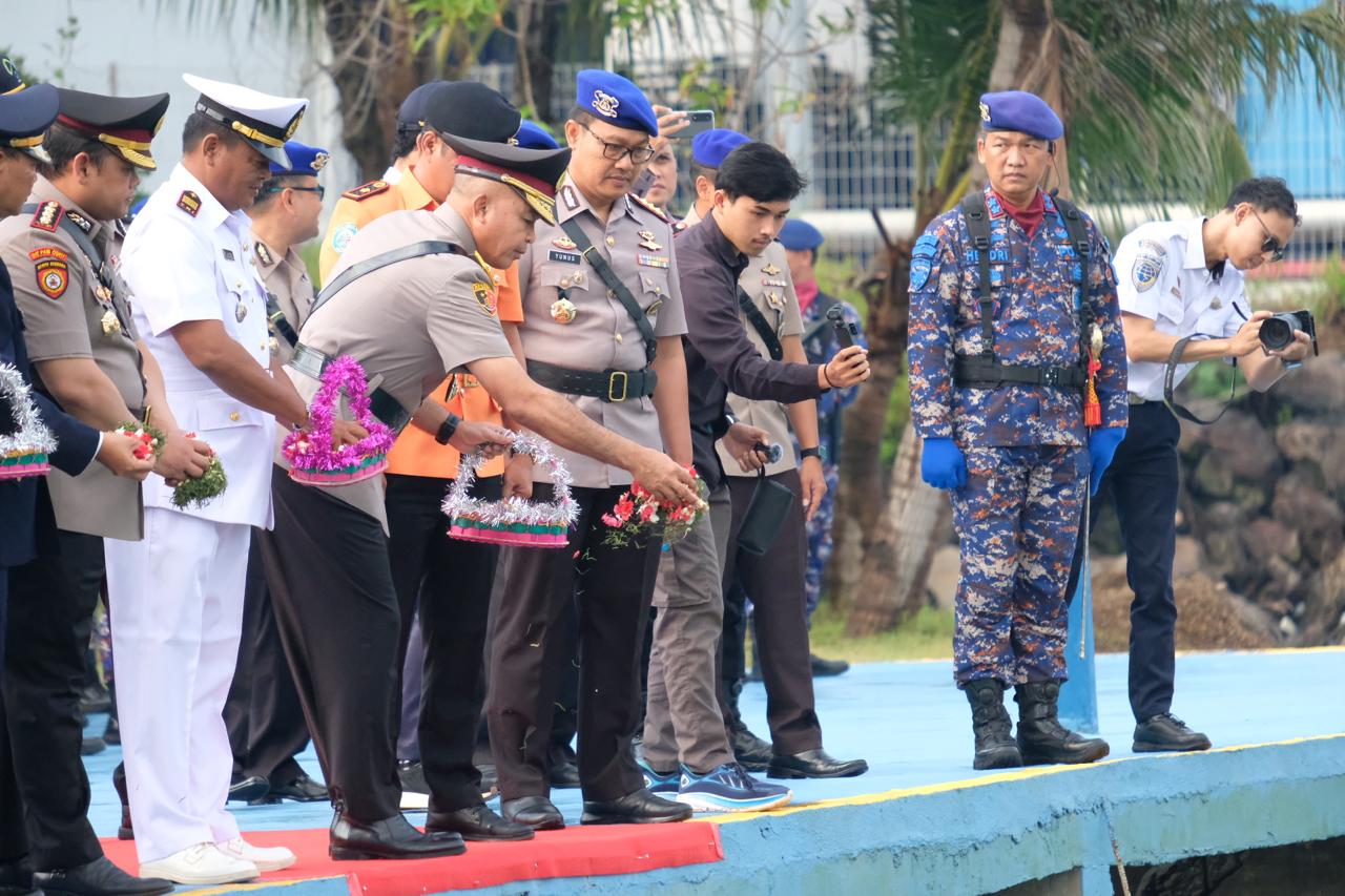 Polda Banten gelar tabur bunga di laut Merak peringati Hari Bhayangkara ke-79, sebagai bentuk penghormatan pada jasa para pahlawan bangsa.