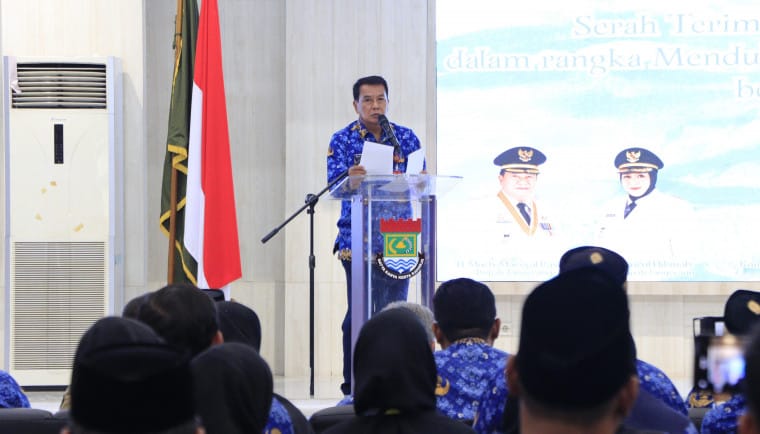 Bupati Tangerang, Moch. Maesyal Rasyid, menyerahkan bantuan sarana budidaya perikanan kepada Polsek di 29 kecamatan.