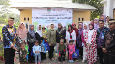 Warga Desa Caringin antusias mengikuti Pemberian Makanan Tambahan (PMT) dalam program Gerebek Posyandu, yang menyediakan ikan segar.