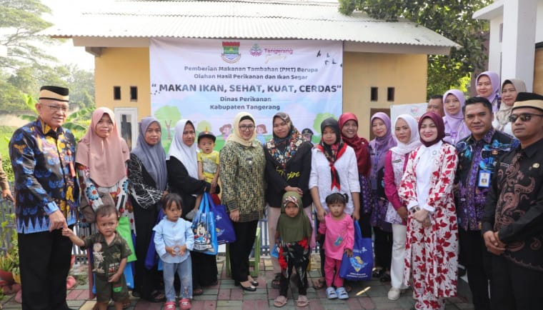 Warga Desa Caringin antusias mengikuti Pemberian Makanan Tambahan (PMT) dalam program Gerebek Posyandu, yang menyediakan ikan segar.