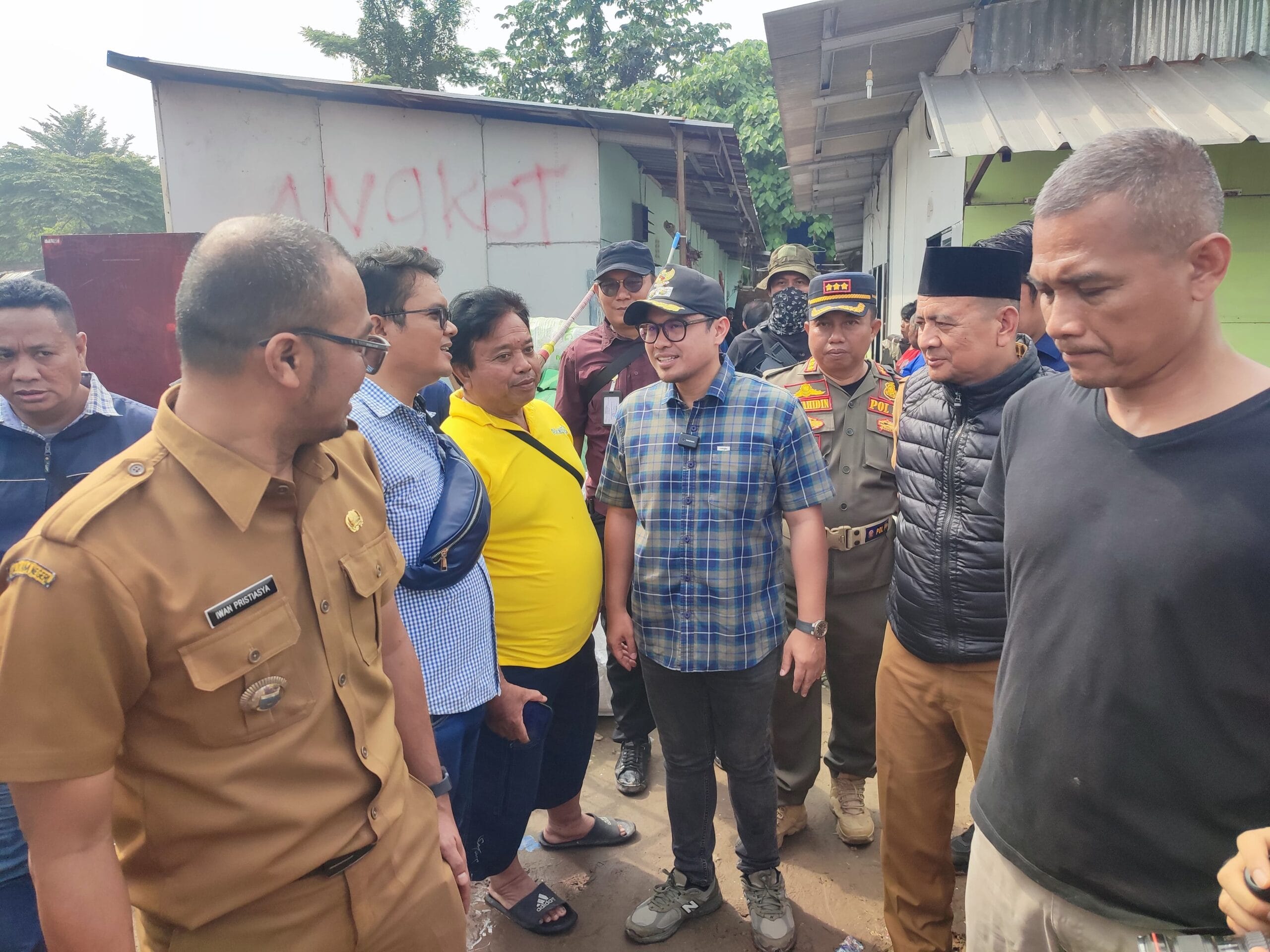 Pemkot Tangsel bongkar 40 bangunan liar di Roxy Ciputat karena penyalahgunaan lahan untuk hiburan malam dan kegiatan ilegal lainnya.