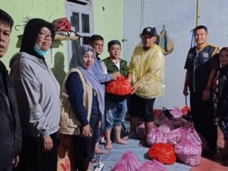 Dinsos Kota Tangerang salurkan bantuan logistik bagi warga terdampak banjir di Cibodas, termasuk makanan siap saji dan air mineral.