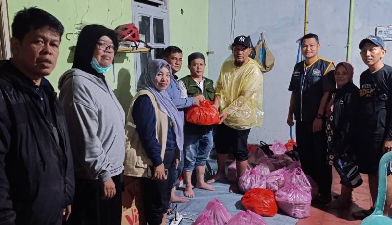 Dinsos Kota Tangerang salurkan bantuan logistik bagi warga terdampak banjir di Cibodas, termasuk makanan siap saji dan air mineral.