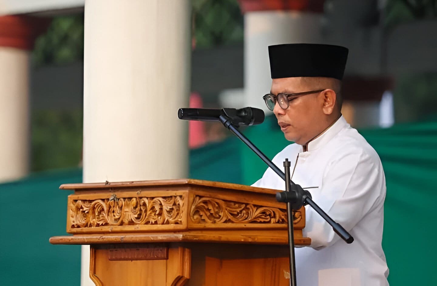 Gubernur Banten, Andra Soni, melaksanakan Sholat Idul Adha 1446 H di Kota Serang, mengajak semangat pengorbanan dan kesatuan umat.