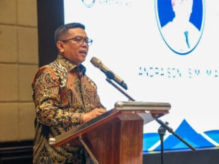 Gubernur Banten, Andra Soni, menekankan pentingnya pelayanan publik dan efisiensi anggaran, serta mengumumkan program sekolah gratis.