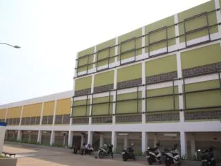 Revitalisasi Pasar Anyar rampung! Gedung tiga lantai ini siap menampung ribuan kios dengan fasilitas modern dan zonasi tertata.