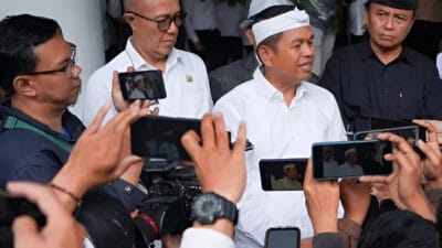 Gubernur Dedi Mulyadi, menerapkan jam malam untuk siswa mulai Juni 2025, membatasi aktivitas di luar rumah dari pukul 21.00 hingga 04.00 WIB.
