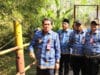 Bupati Tangerang, Moch. Maesyal Rasyid, meninjau jembatan baja yang menghubungkan Desa Babat dan Desa Jagabita.