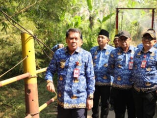 Bupati Tangerang, Moch. Maesyal Rasyid, meninjau jembatan baja yang menghubungkan Desa Babat dan Desa Jagabita.