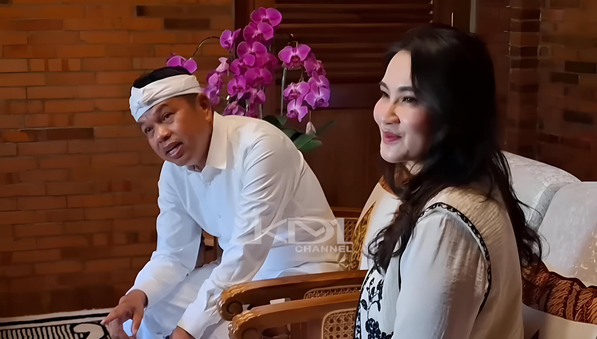 Gubernur Malut, Sherly Tjoanda, mengunjungi Gubernur Dedi Mulyadi, untuk berdiskusi tentang pengelolaan pemerintahan dan budaya lokal.