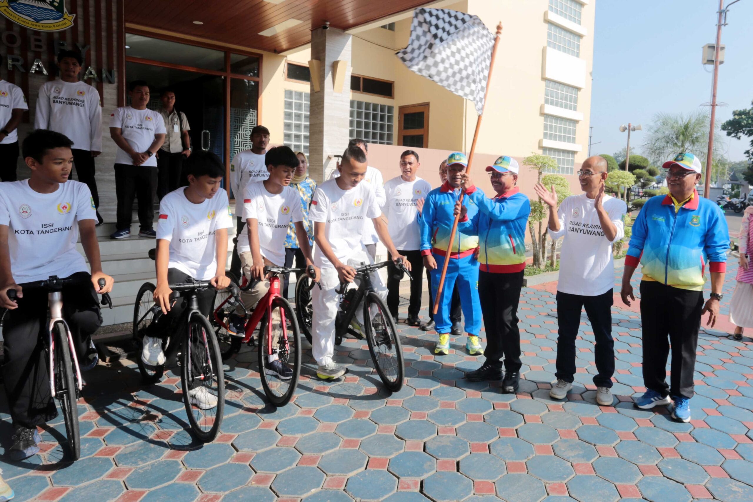 Wali Kota Tangerang Sachrudin lepas tujuh atlet balap sepeda ke Kejurnas 2025 di Banyuwangi dengan penuh semangat dan dukungan pemerintah.