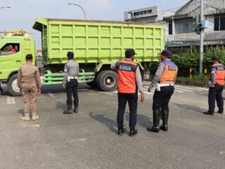 Operasi penertiban parkir liar truk di pintu masuk Tol Balaraja Barat oleh Pemerintah Kabupaten Tangerang untuk mengurangi kemacetan.