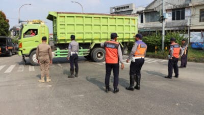 Operasi penertiban parkir liar truk di pintu masuk Tol Balaraja Barat oleh Pemerintah Kabupaten Tangerang untuk mengurangi kemacetan.