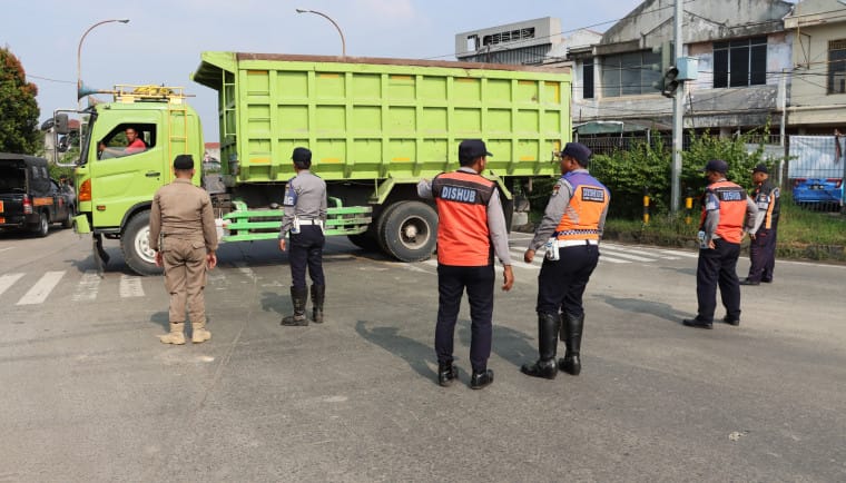 Operasi penertiban parkir liar truk di pintu masuk Tol Balaraja Barat oleh Pemerintah Kabupaten Tangerang untuk mengurangi kemacetan.