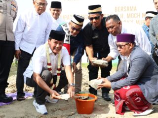 Bupati Tangerang letakkan batu pertama Masjid Ar-Rasyid di Tigaraksa, wujud sinergi warga dan pemerintah dalam pembangunan spiritual.