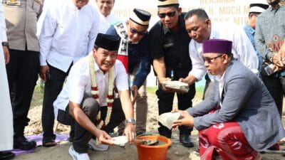Bupati Tangerang letakkan batu pertama Masjid Ar-Rasyid di Tigaraksa, wujud sinergi warga dan pemerintah dalam pembangunan spiritual.