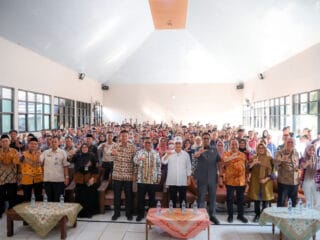 Wagub A Dimyati, meluncurkan Program Pendidikan Gratis untuk SMA dan SMK, bertujuan meningkatkan partisipasi Wajib Belajar 12 Tahun.