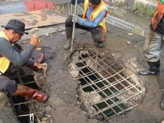 Petugas perbaiki plat besi jembatan Kukun Rajeg usai laporan warga viral. Respons cepat pemerintah diapresiasi masyarakat dan relawan TIK.