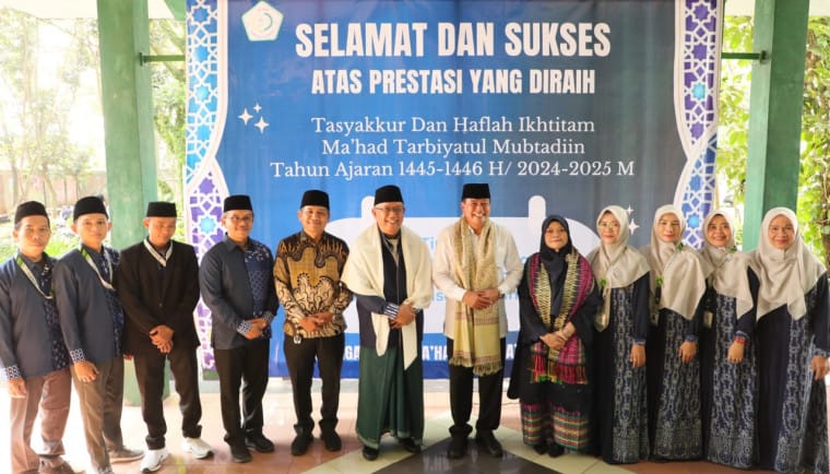 Bupati Tangerang hadiri Haflah Santri Tarbiyatul Mubtadiin, gulirkan beasiswa bagi 250 pelajar berprestasi demi wujudkan generasi emas 2045.