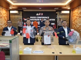 Polda Banten ungkap kasus pemerasan proyek CAA di Cilegon, tetapkan satu tersangka usai ancam kontraktor dengan kekerasan.