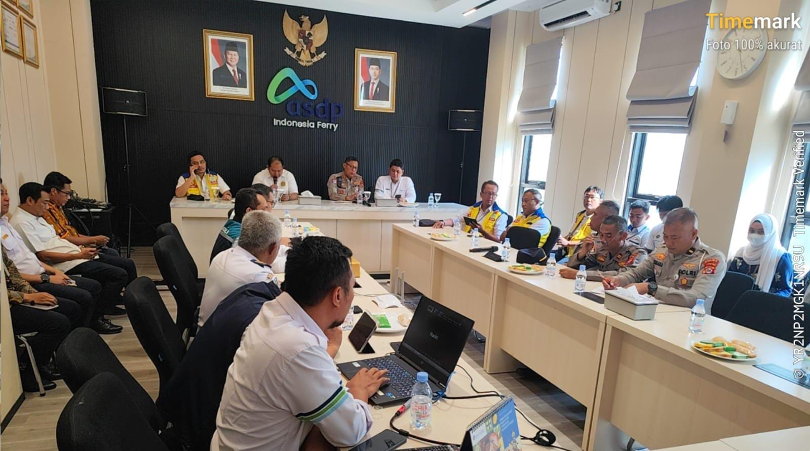 Polda Banten lakukan rekayasa lalu lintas dampak proyek Jembatan Aramco Merak yang sebabkan kemacetan arah Gerbang Tol Merak–Jakarta.