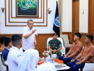 21 siswa Tangsel lolos SMA Taruna Nusantara. Wali Kota Benyamin beri apresiasi dan pesan kepemimpinan untuk masa depan mereka.