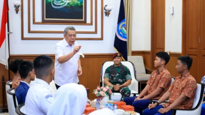 21 siswa Tangsel lolos SMA Taruna Nusantara. Wali Kota Benyamin beri apresiasi dan pesan kepemimpinan untuk masa depan mereka.