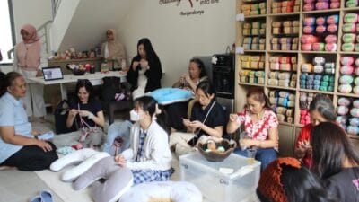 "Ikuti workshop merajut topi beanie oleh Renjanakarya dalam kampanye #StitchandSerenity dan dukung anak-anak pasien RSCM.