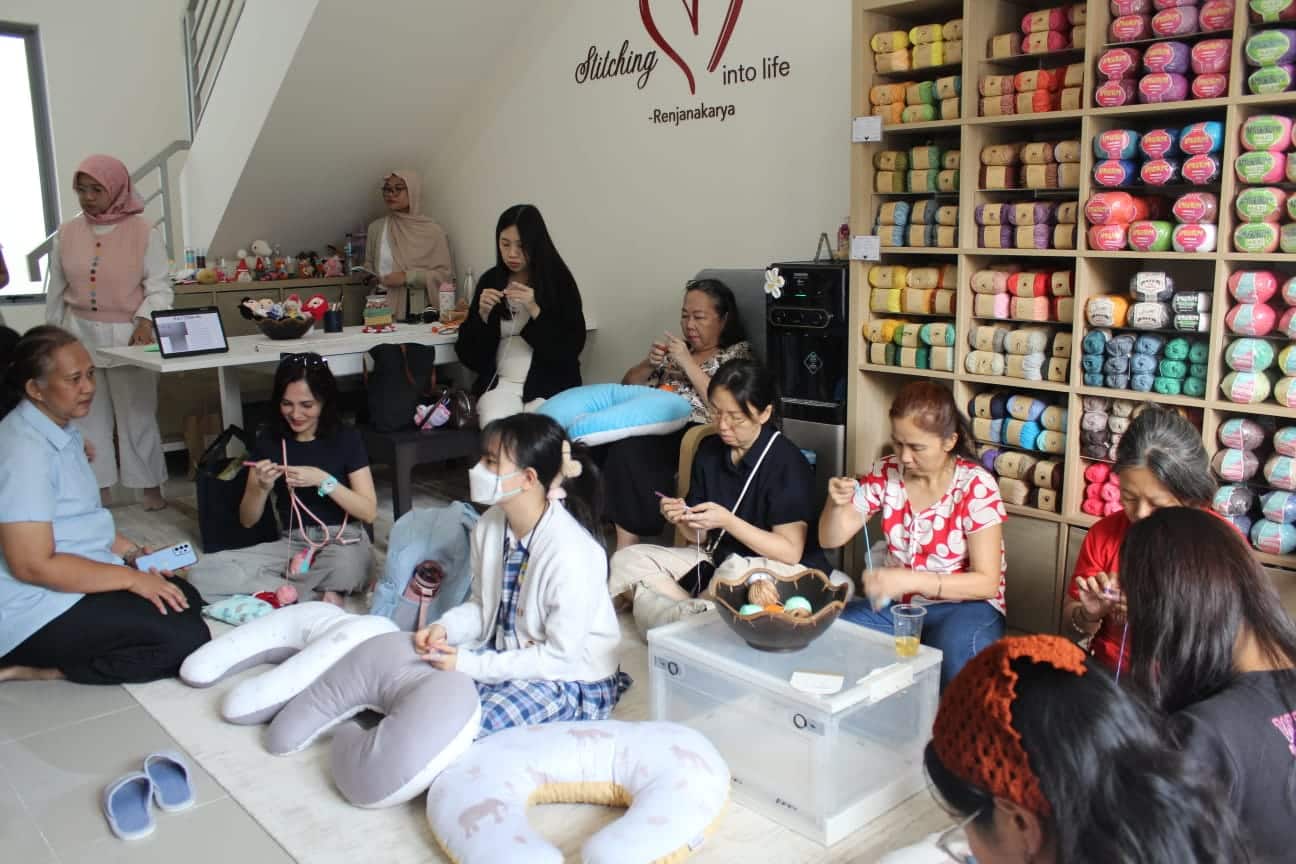 "Ikuti workshop merajut topi beanie oleh Renjanakarya dalam kampanye #StitchandSerenity dan dukung anak-anak pasien RSCM.