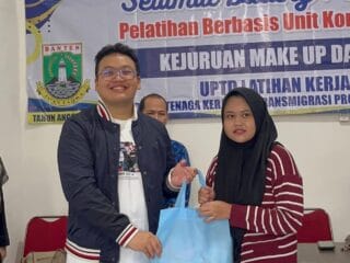 Abraham dan Disnakertrans Banten Tingkatkan Peluang Usaha Perempuan Muda Melalui Pelatihan Tata Rias