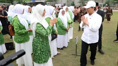 Artikel ini membahas pentingnya penerapan nilai-nilai Pancasila dalam kehidupan sehari-hari dan perannya sebagai dasar negara Indonesia.