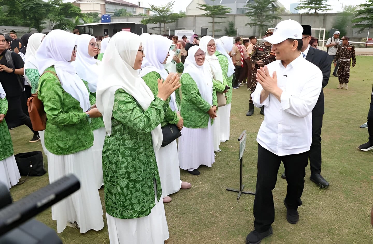 Artikel ini membahas pentingnya penerapan nilai-nilai Pancasila dalam kehidupan sehari-hari dan perannya sebagai dasar negara Indonesia.