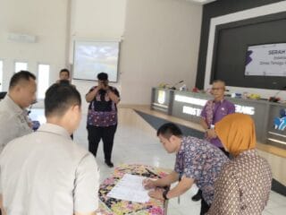 Desyanti serah terima jabatan kepada Hendra sebagai Kabid Hubungan Industrial di Disnaker Kabupaten Tangerang, dipimpin Rudi Lesmana.