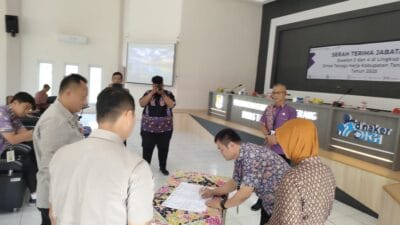 Desyanti serah terima jabatan kepada Hendra sebagai Kabid Hubungan Industrial di Disnaker Kabupaten Tangerang, dipimpin Rudi Lesmana.