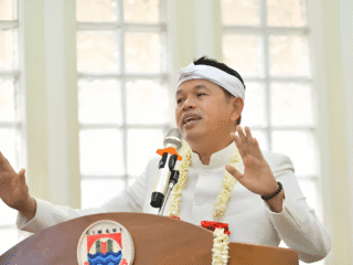 Gubernur Jabar Dedi Mulyadi tegaskan batas 50 siswa per kelas adalah solusi darurat cegah putus sekolah, bukan kewajiban mutlak.