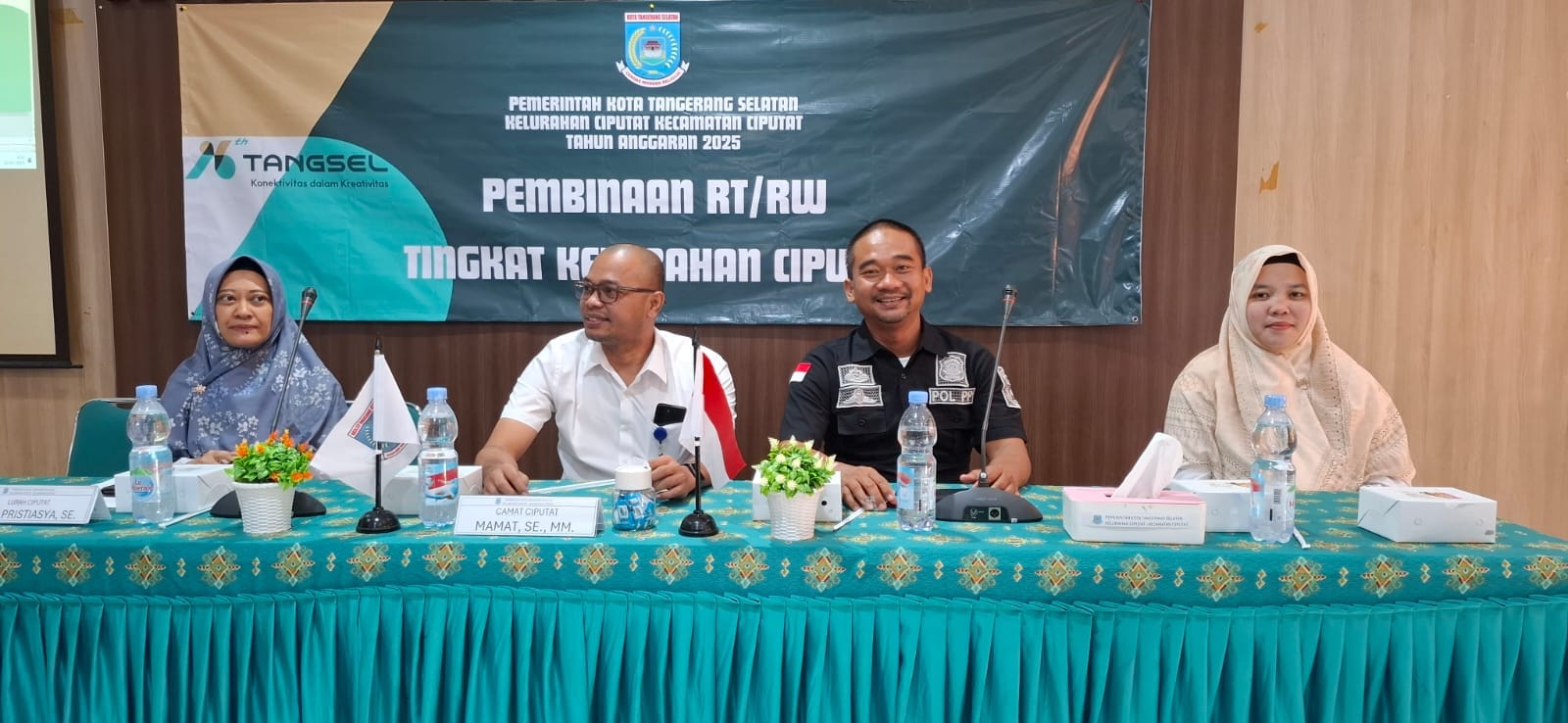 Kelurahan Ciputat adakan pembinaan bagi 70 pengurus RT-RW baru, bahas tupoksi, Perda Tibum, serta sistem pelayanan administrasi digital.